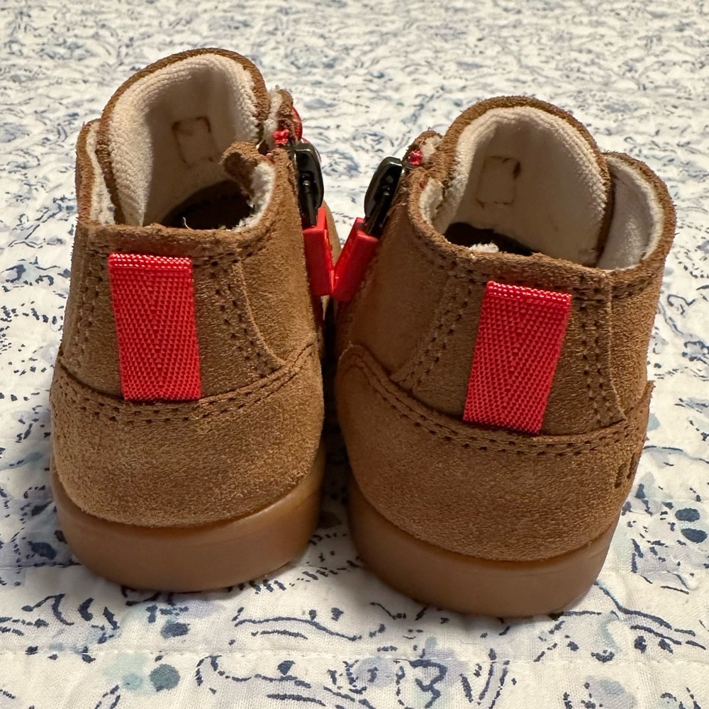 UGG Toddler Unisex Chestnut Boots with Red details - Picture 7 of 9